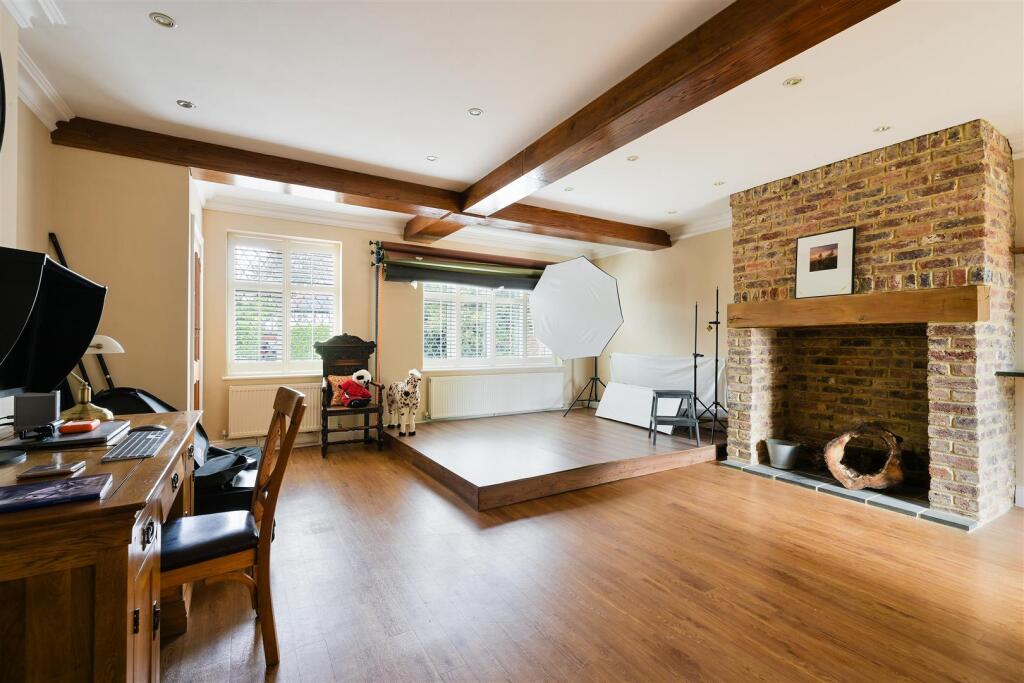 House in Sutton - View 5