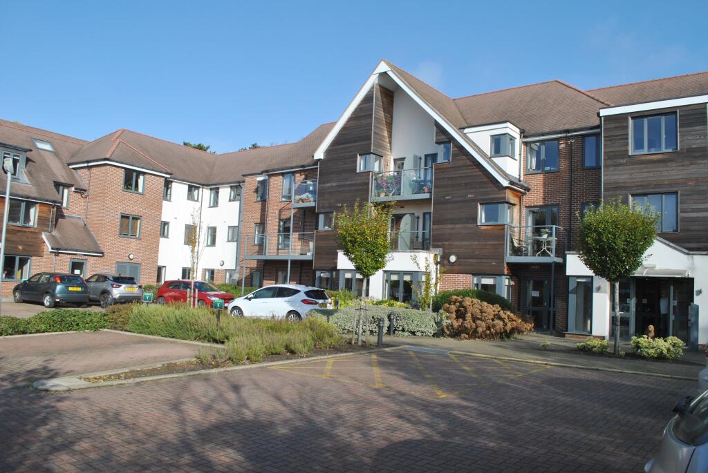 1-bed house on Mandeville Court, Darkes Lane, Potters Bar, Hertfordshire, EN6 1BZ, £179,999