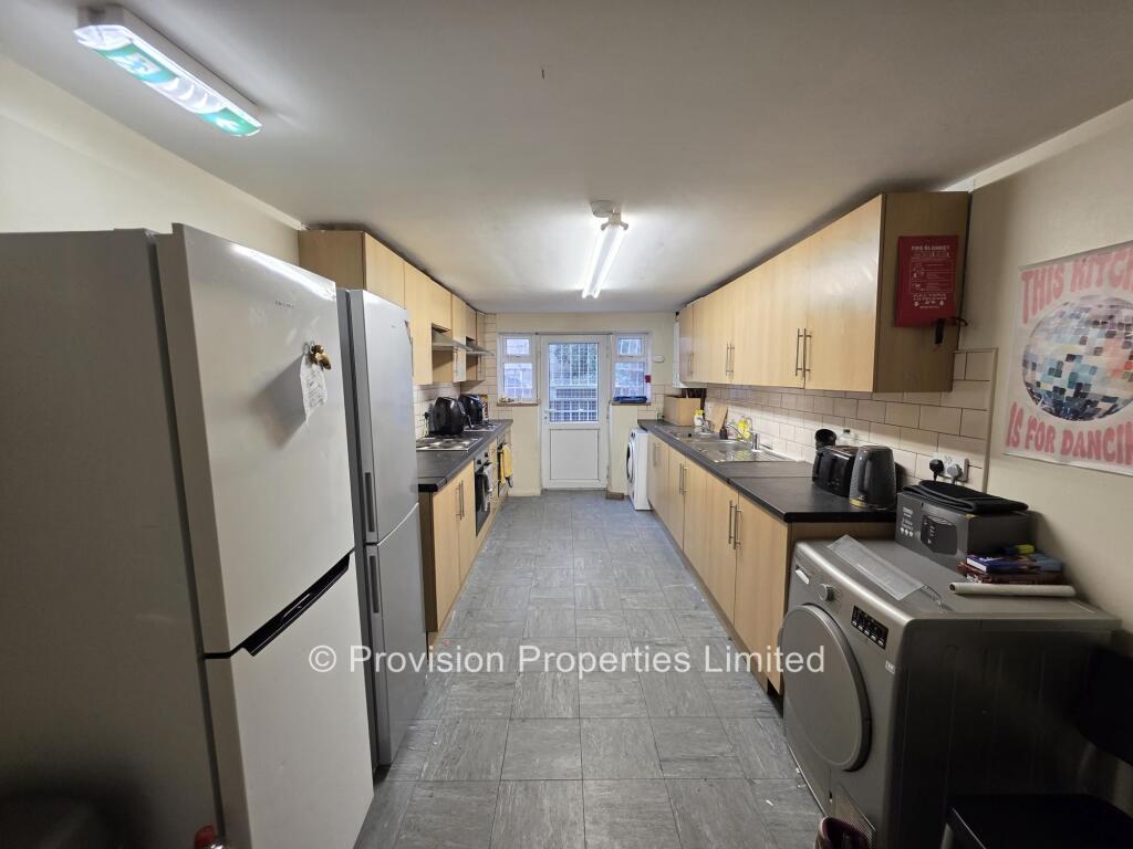 8 bedroom terraced house for rent