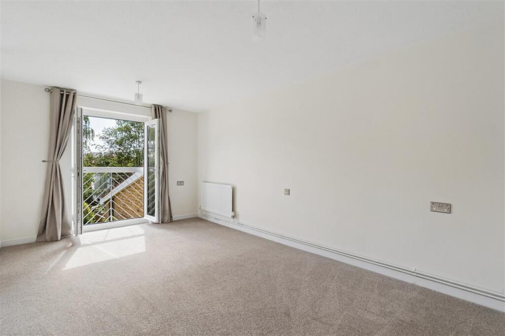 Apartment in Denham Green, Denham - View 2