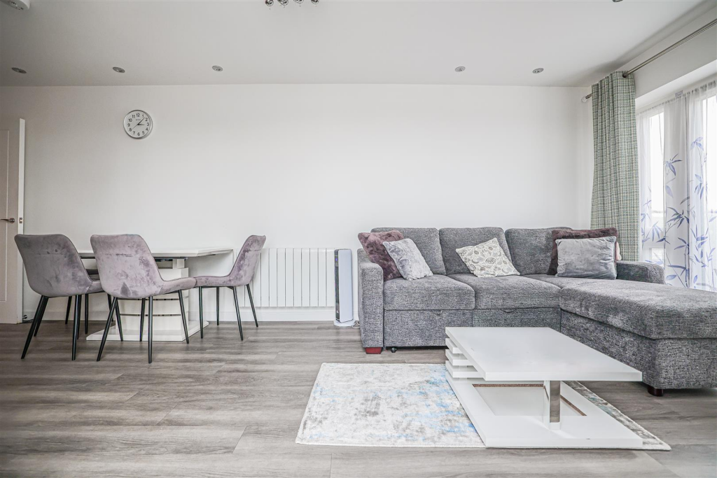 Apartment in Dacorum, Hertfordshire - View 4