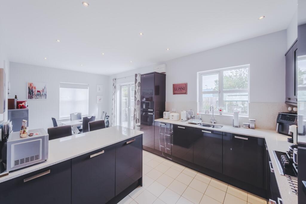 House in Blunsdon St Andrew, Haydon End, Haydon Wick - View 3