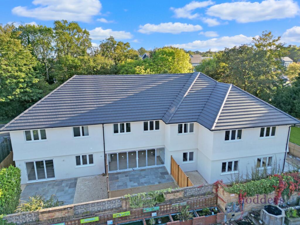 2-bed apartment on Chertsey, Surrey, KT16, £369,950