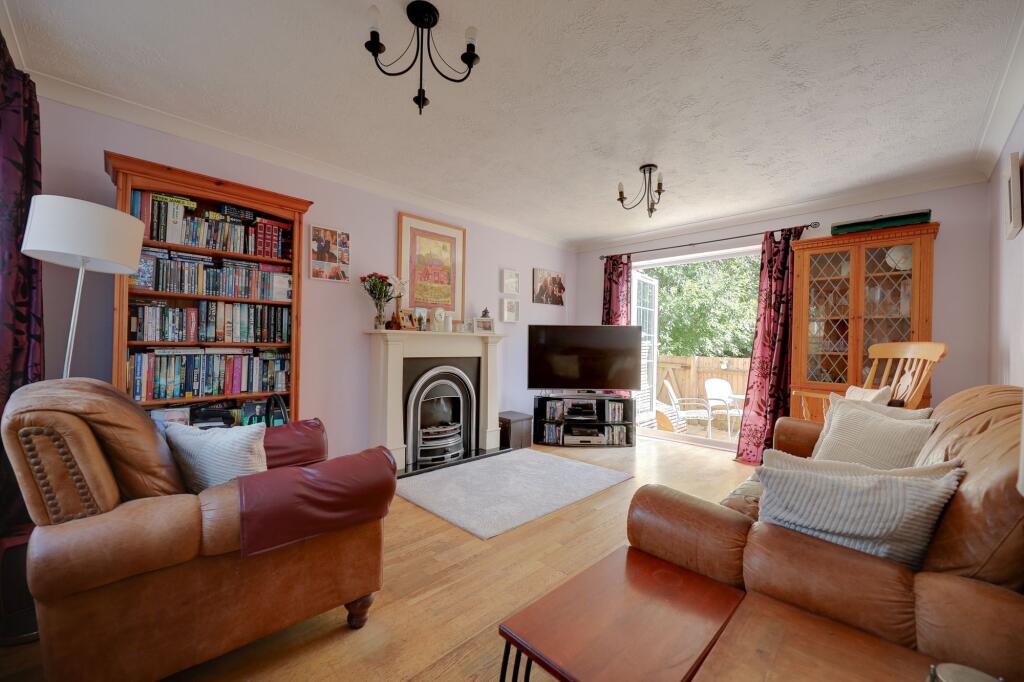 Woodpecker Crescent, Burgess Hill, RH15 photo 3