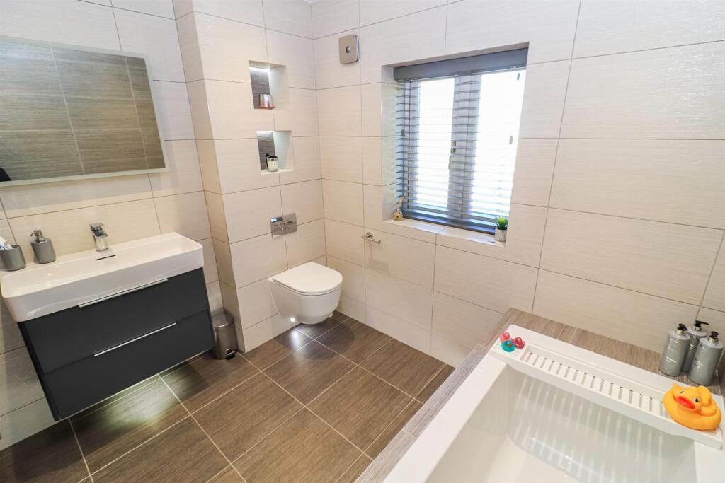 House in Kirklees, Chidswell, Chickenley - More