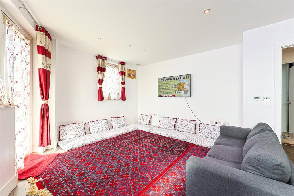 Apartment in Southall - View 3