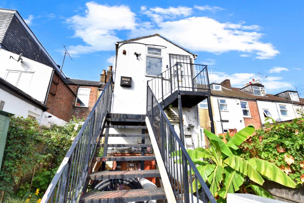 Main image of property: Wellington Street, Luton, Bedfordshire, LU1 5AH