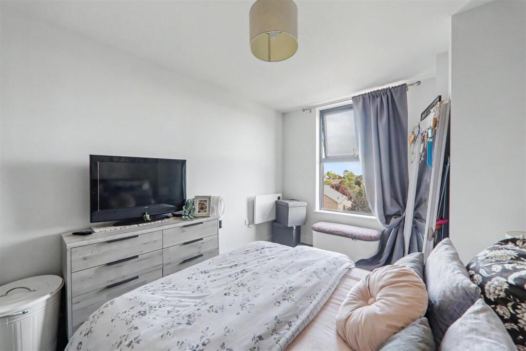 Apartment in Worthing, West Sussex - More