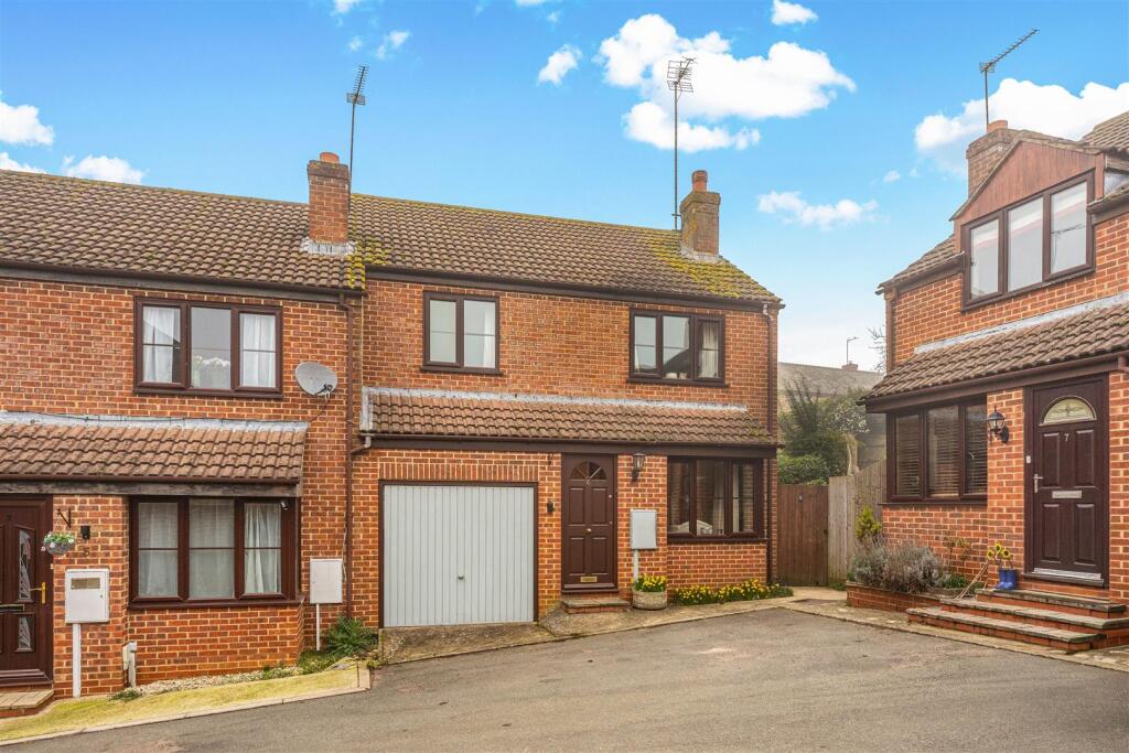 Main image of property: Manor Close, Middleton Cheney, Banbury