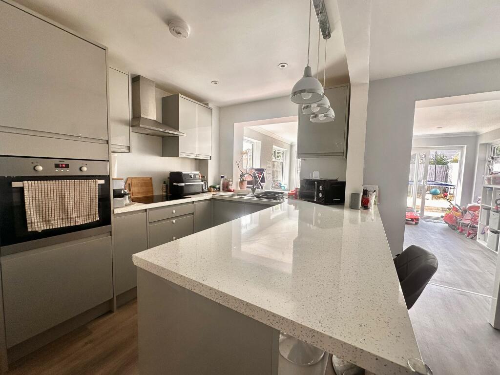 Peyton Close, Eastbourne photo 4