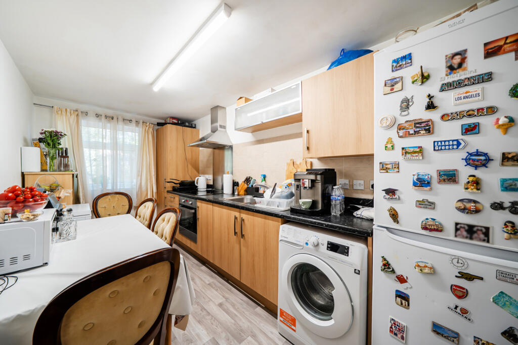 Apartment in London, Hillingdon - View 5