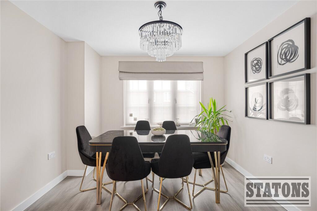 House in Broxbourne, Hertfordshire - More