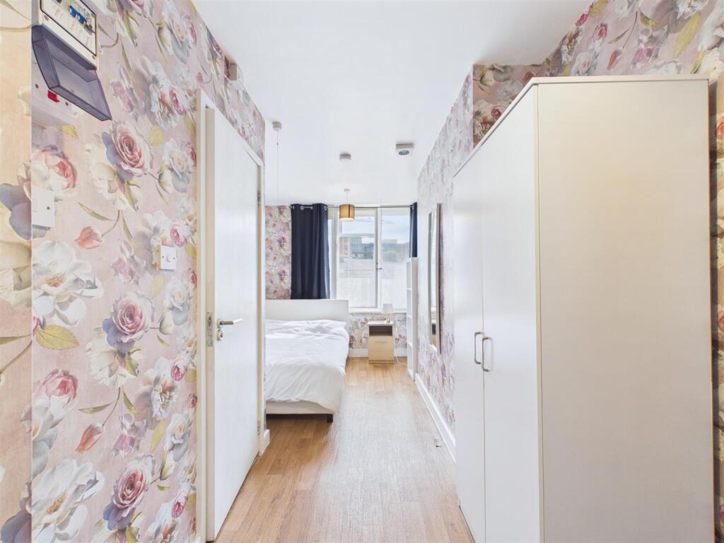 House in Sheffield, Saint George's Quarter, Broomhall - More