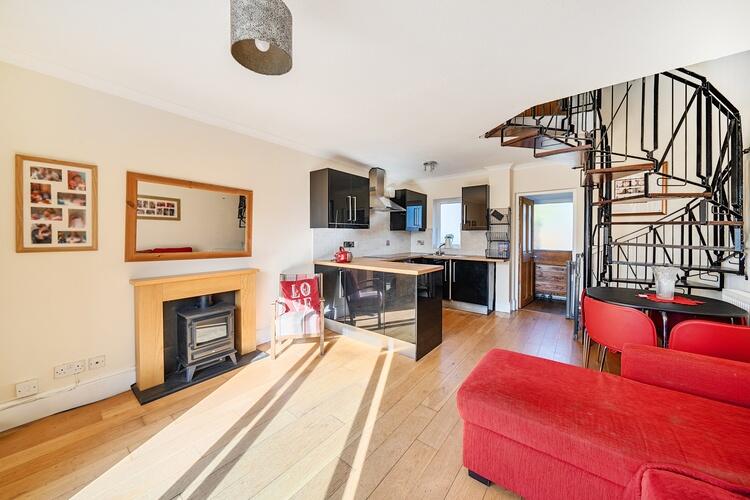 Somerset Close, Walton-on-Thames, Surrey, KT12 photo 2