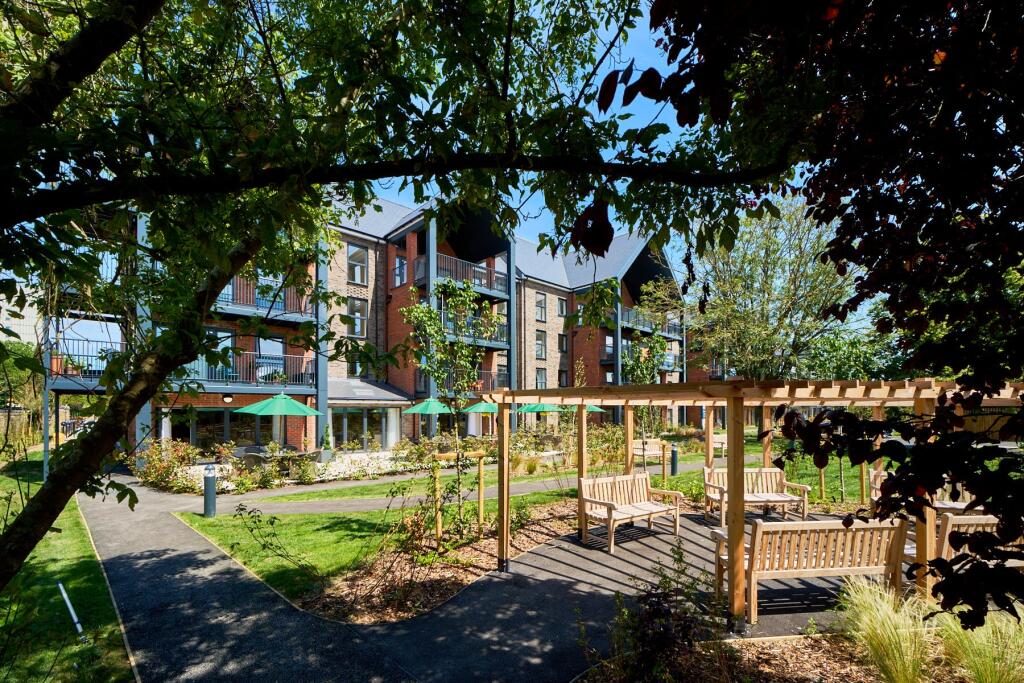 Apartment in Southend-on-Sea - More