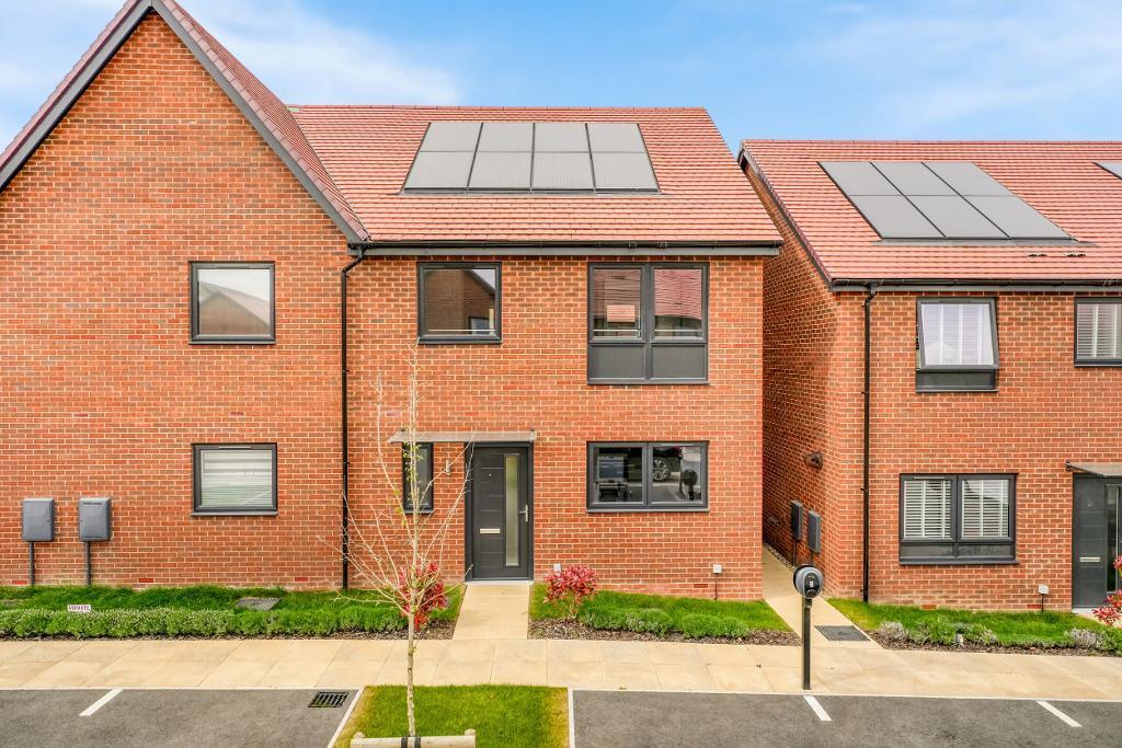 Main image of property: Rambouillet way, Whitehouse Gardens, Milton Keynes, Buckinghamshire, MK8 8BS