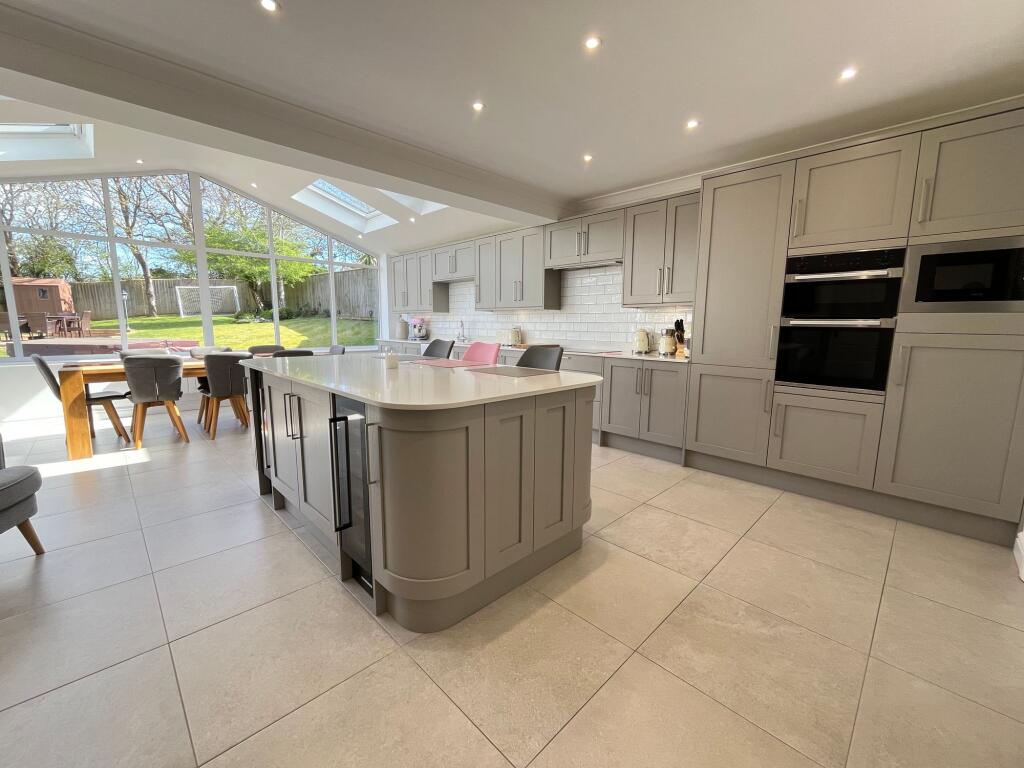 8 Vale Court, Cowbridge - CF71 7ES photo 2