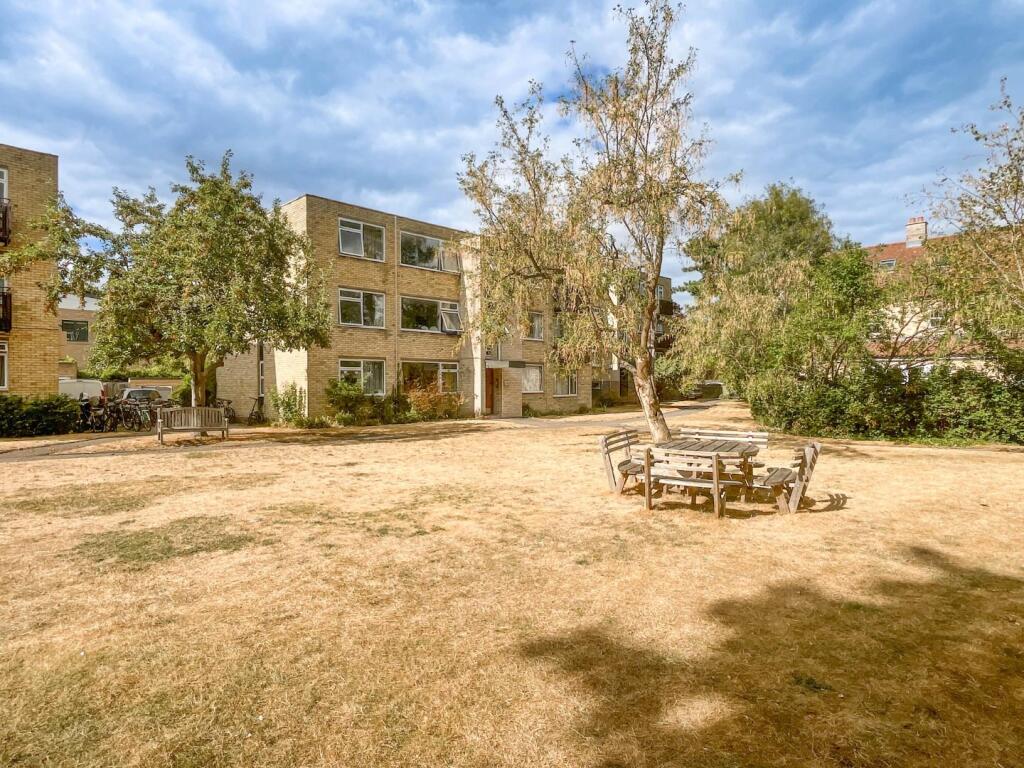 Apartment in Cambridge, Cambridgeshire - View 4