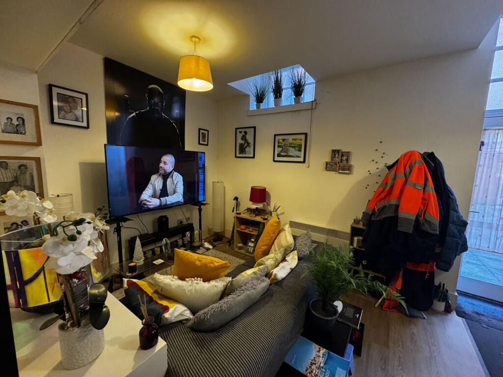 Apartment in Salford, Greater Manchester - View 3