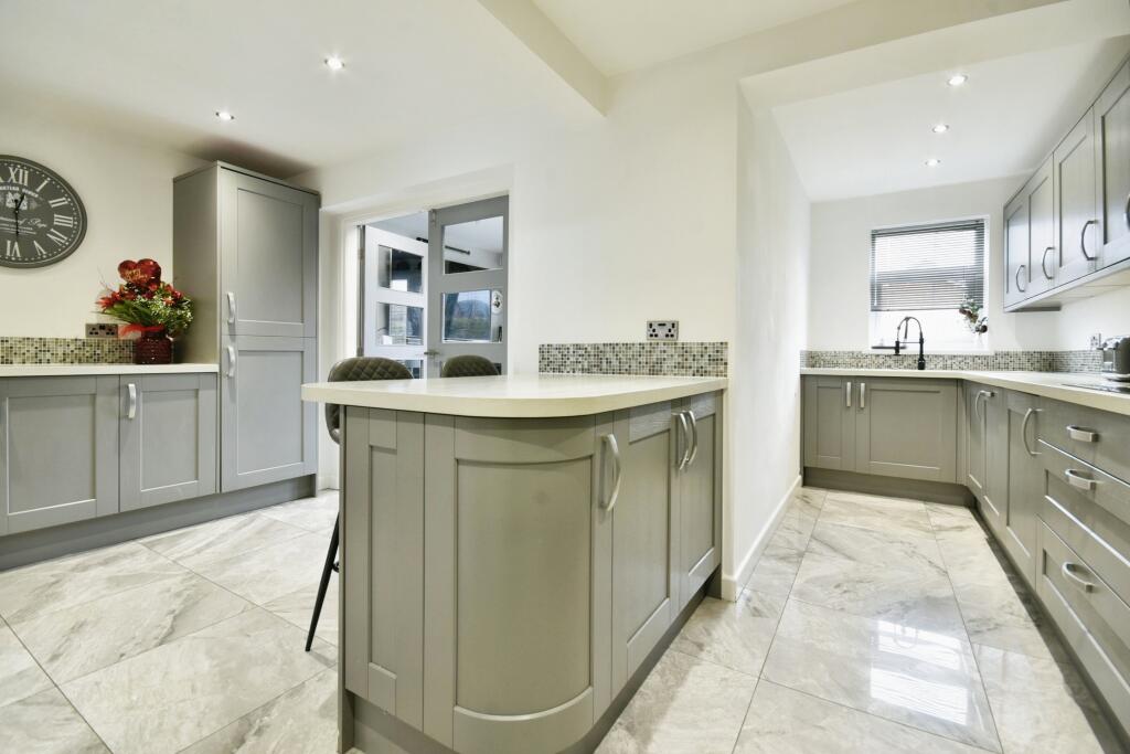 4-bed detached on Amberwood, Chadderton, Oldham, OL9, £365,000