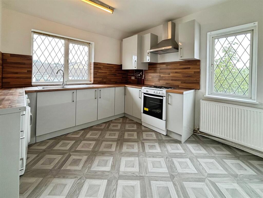 Apartment in Bradford, Holmewood - View 2