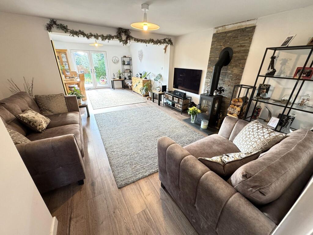 House in Willenhall, Lane Head - More