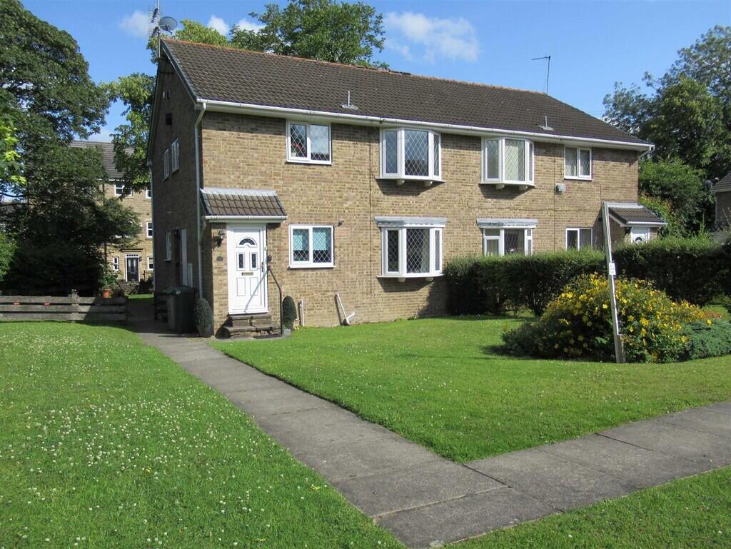 2-bed flat on Lakeside Court, Lindley, £185,000