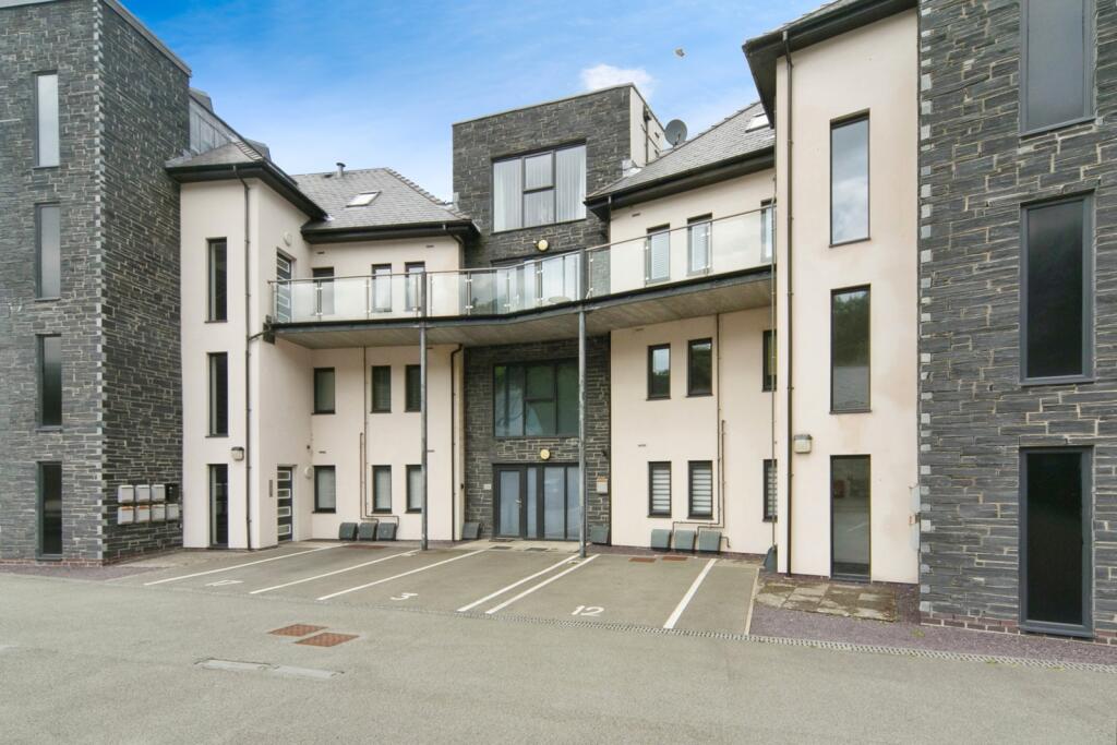 2-bed flat on Y Felinheli, Gwynedd, LL56, £175,000