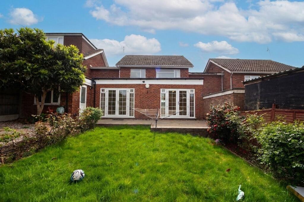 Foxleys, Carpenders Park, Watford, WD19 photo 4