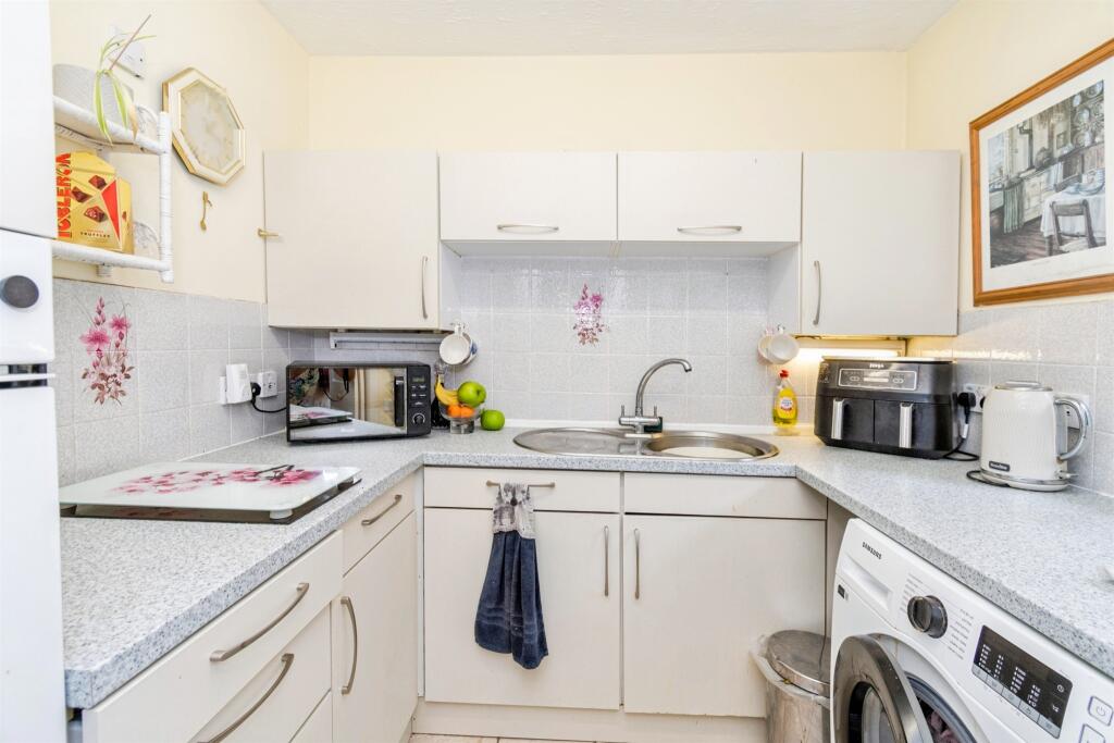 Apartment in Southampton, Bassett - View 5