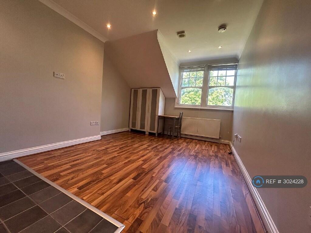 Main image of property: Queens Avenue, London, N10