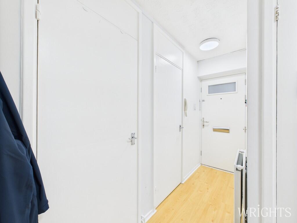 Apartment in Welwyn Hatfield, Hertfordshire - View 2