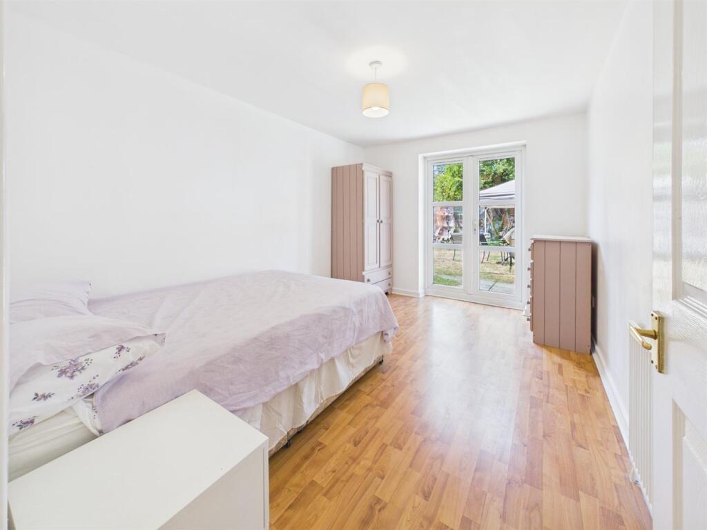 Apartment in Reading, The Triangle, Tilehurst - View 4
