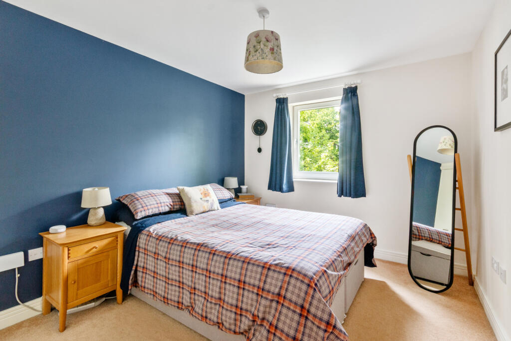 Apartment in London, Cottenham Park, Raynes Park - View 5