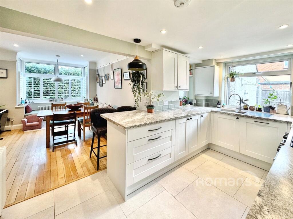 Chingford Avenue, Farnborough, Hampshire photo 2