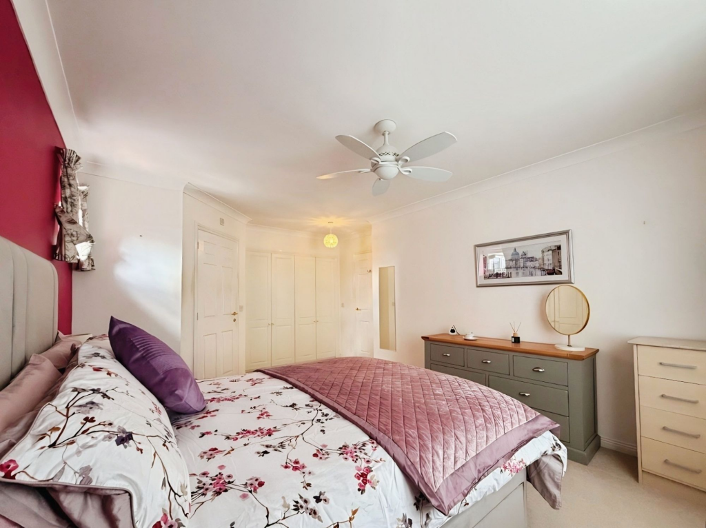 Apartment in Swindon, Redhouse, St. Andrews - More