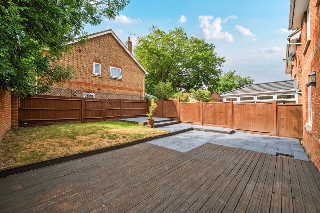 Cavell Way, Knaphill, Woking, GU21 photo 4