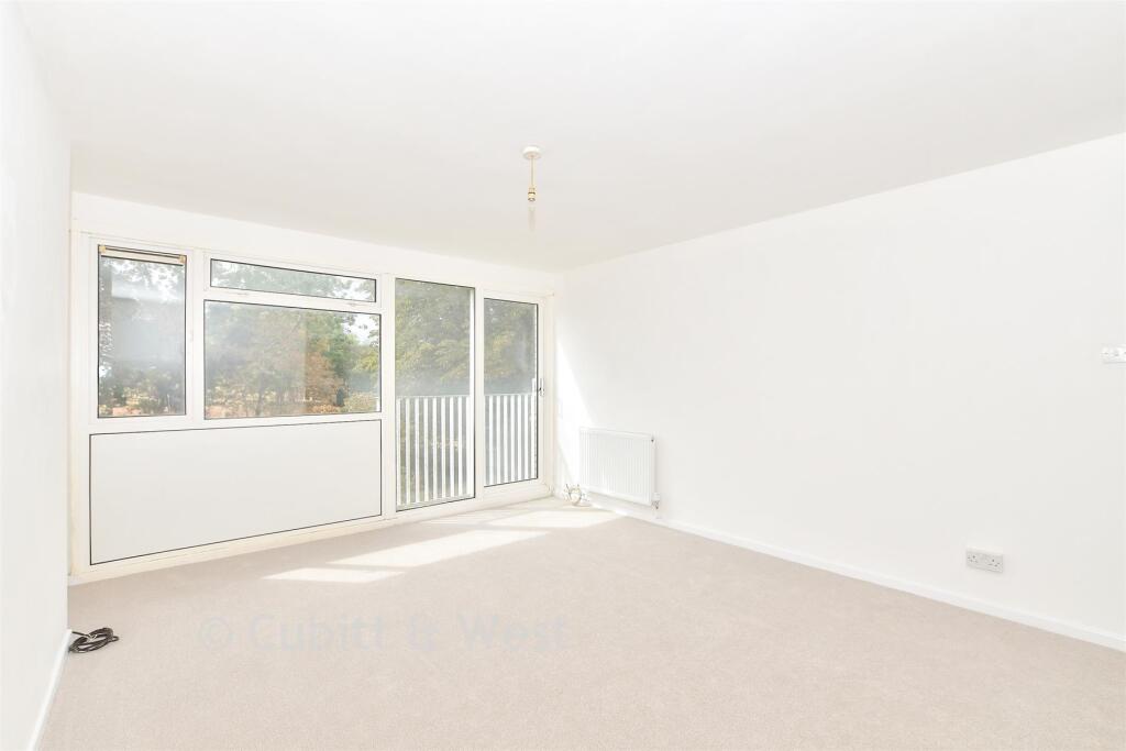 Apartment in Crawley, Gossops Green - View 4