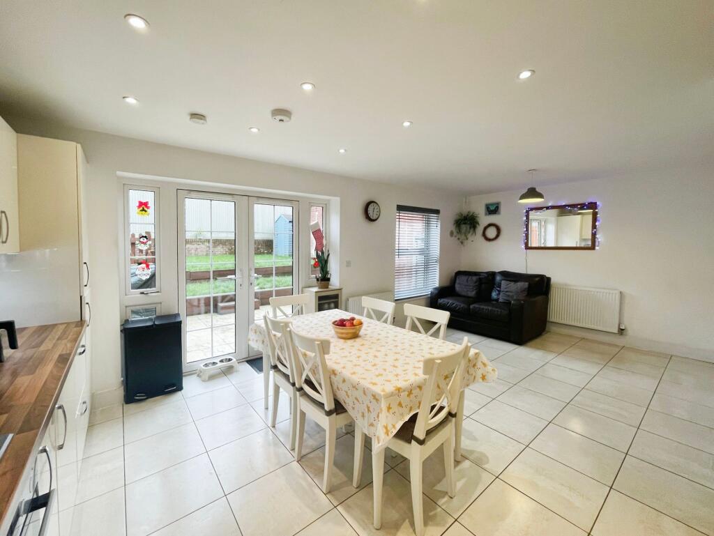 White Clover Drive, Basingstoke, RG23 photo 4