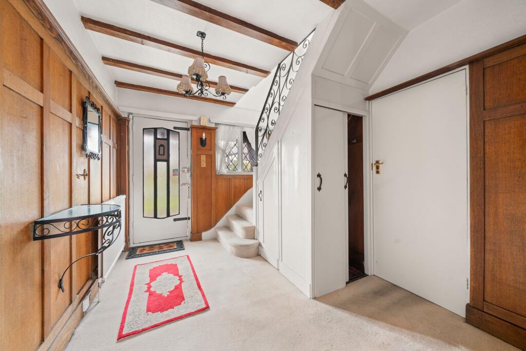 Hinchley Drive, Esher, KT10 photo 4