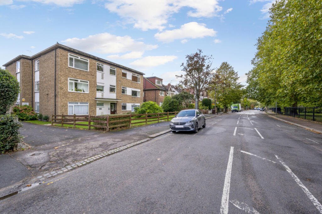 1-bed apartment on Cambridge Road, London, SW20, £315,000