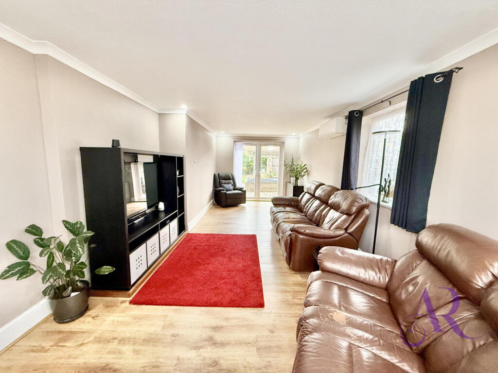 Tennyson Drive, Newport Pagnell photo 2