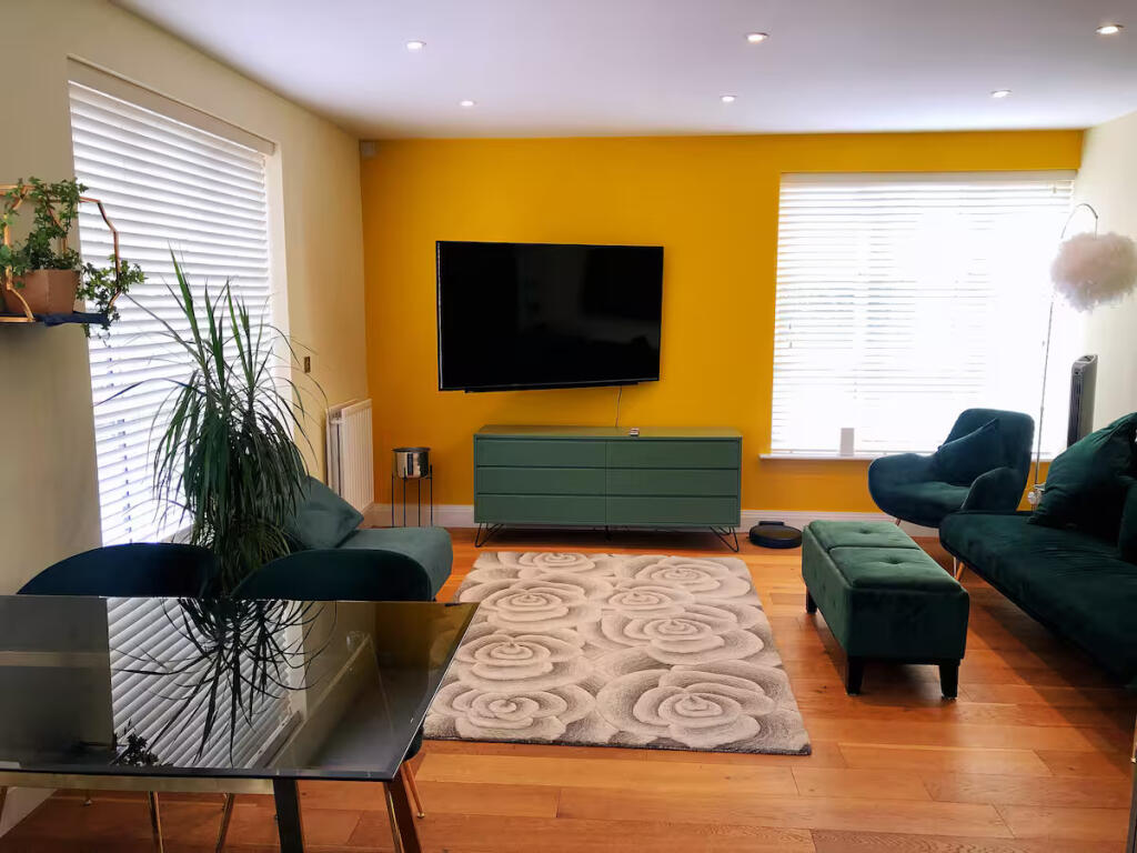 Main image of property: Castle Row, W4