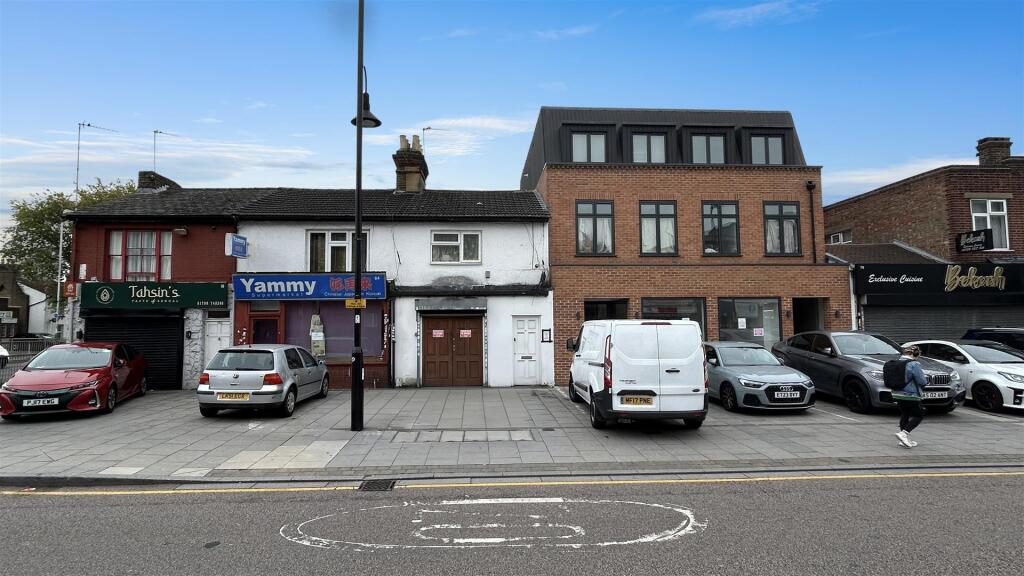 Main image of property: 82 Victoria Road, Romford, Essex, RM1 2LA