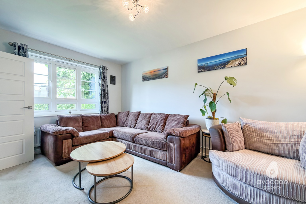 House in Binfield, Jennetts Park, Temple Park - View 4