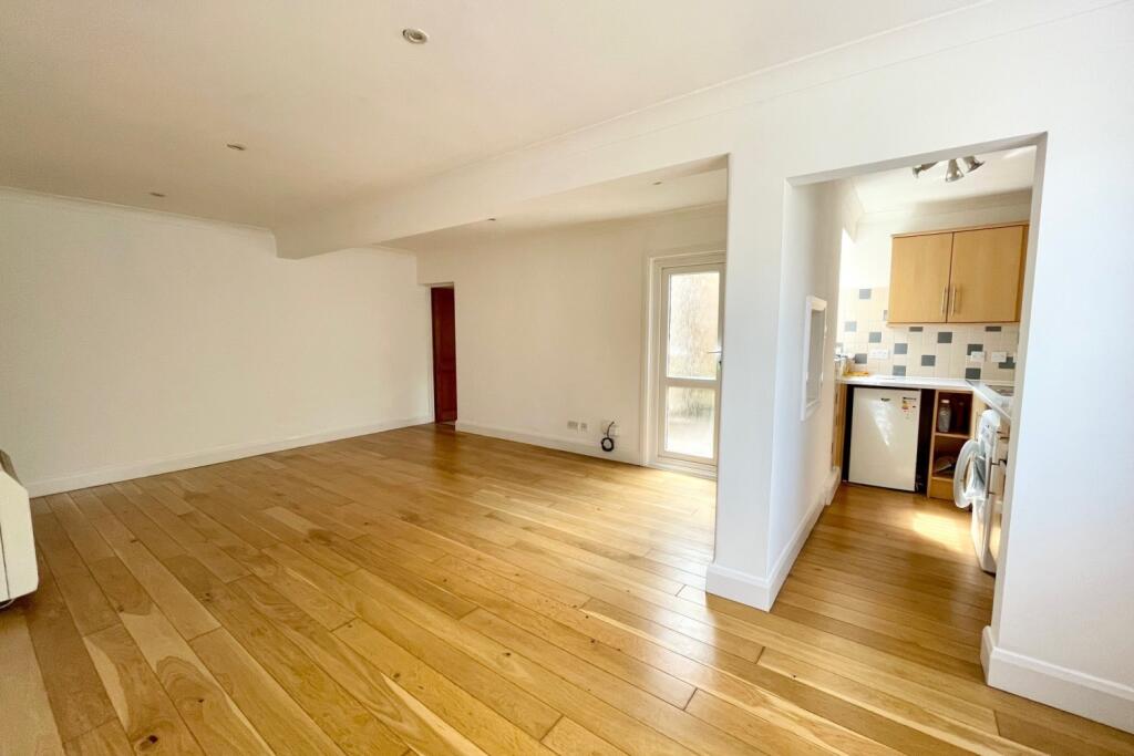 Runnymede Court, Egham, Surrey, TW20 photo 2
