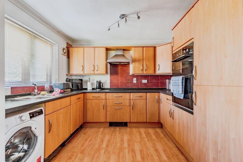House in Crawley, Southgate - View 4