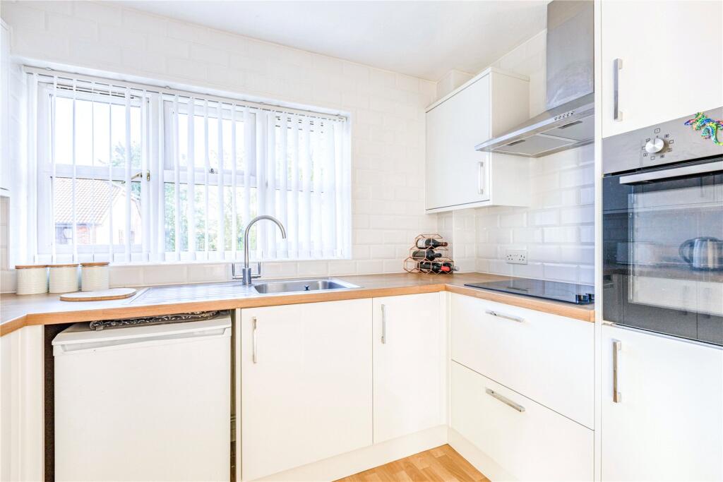 Pitson Close, Addlestone, Surrey, KT15 photo 4