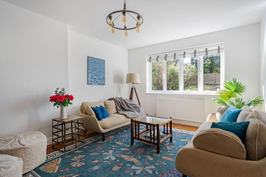 House in Mole Valley, Fetcham - View 4