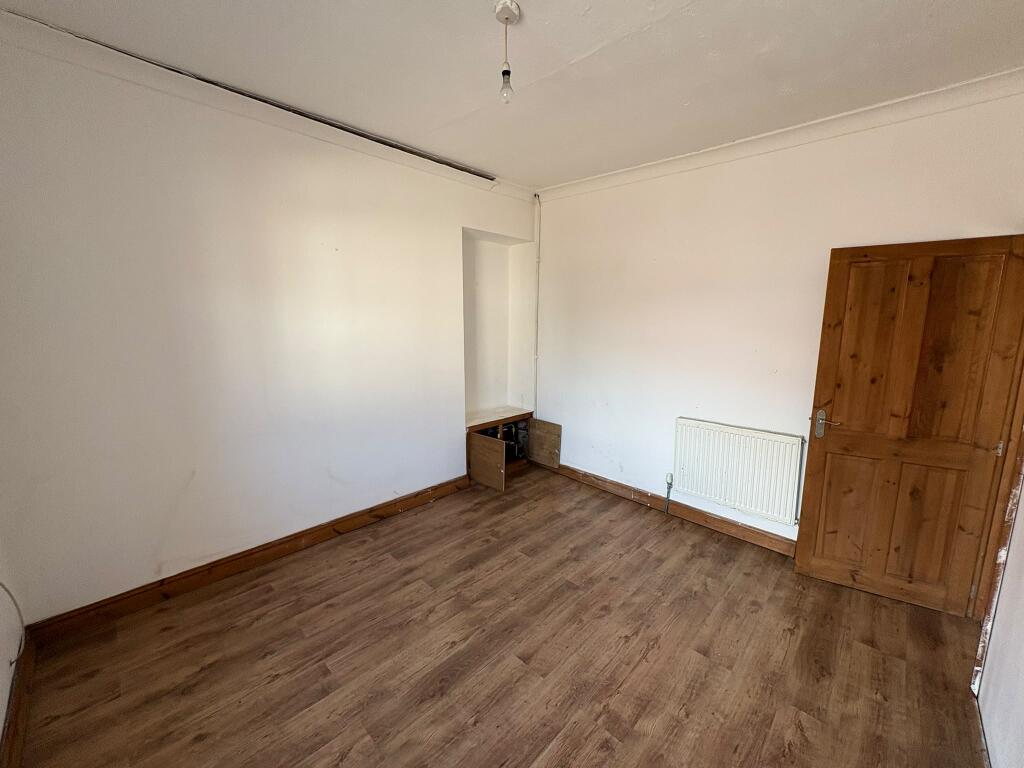 Apartment in Llanelli, Box - View 4